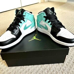 New Nike Air Jordan 1 Mid (GS) Size 6Y